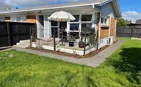 Sunny 2Bdrm Home Close To Hospital & Gardens